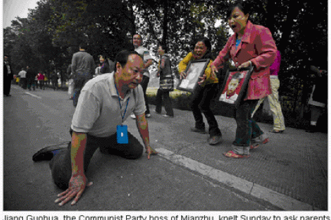 Секретарь горкома партии стал на колени перед родителями, потерявшими детей во время землетрясения (фото)