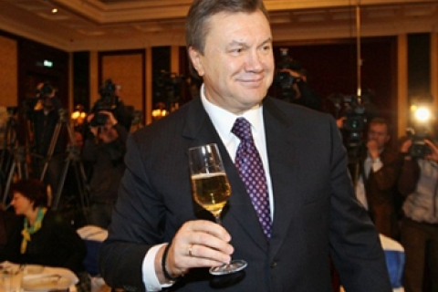 Янукович будет праздновать своё 60-летие три дня. 'Регионалы' подарят чайный сервиз
