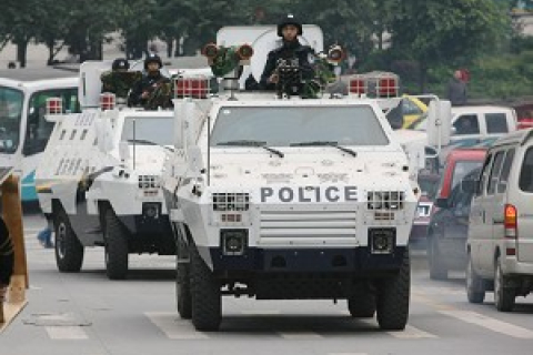 Полицейские машины, бронетранспортёры и патрули на улицах Китая как часть «гармоничного общества»