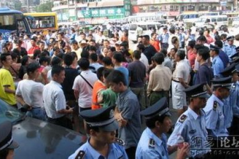 Пенсіонери збанкрутілого заводу блокують дорогу в провінції Гуйчжоу 