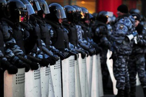 До Москви, де проходять багатотисячні мітинги, стягнуті війська та поліція