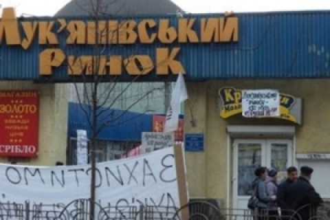 Київ: Підприємцю вибили око у черговому рейді по захопленню Лук'янівського ринку