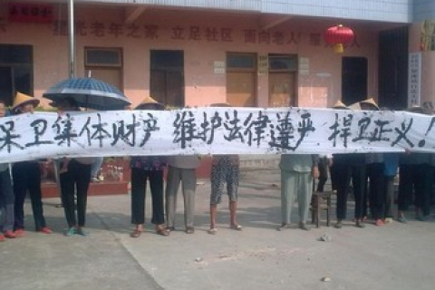 У Китаї поліція прутами побила селян, що захищали свою власність. Фото 