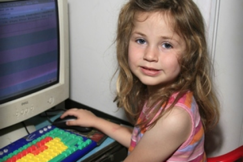 Що робити, якщо дитина забагато часу проводить за комп’ютером?