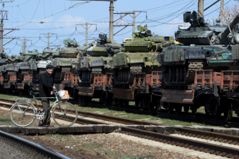 400 українських військових виводять техніку із Криму