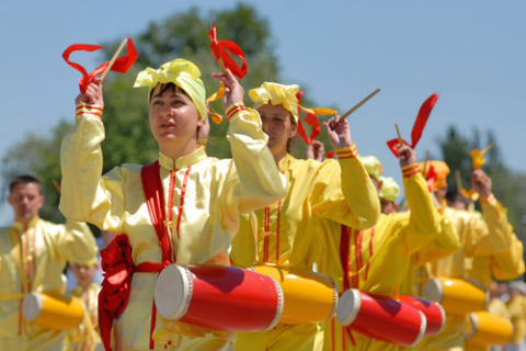 Дніпропетровськ вітає парад Фалунь Дафа. Фотоогляд