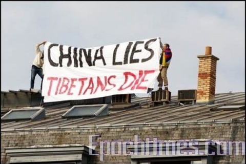 Фотообзор: На крыше китайского посольства появился тибетский флаг
