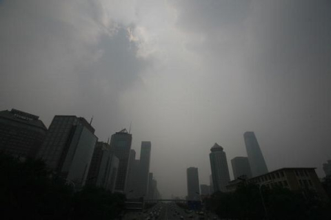 За 11 днів до Олімпіади Пекін оповив смог (фотоогляд)