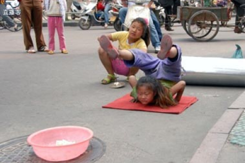 Діти заробляють собі на життя вуличними виступами (фото)