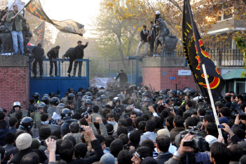У Тегерані іранські протестуючі атакували посольство Великобританії