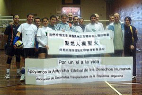 Аргентинські спортсмени підтримують Естафету факела прав людини  