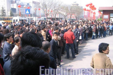 Сотрудники супермаркета в провинции Шэньси требуют вмешательства правительства