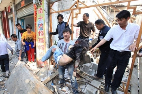 Пострадавшим от землетрясения в Китае не хватает палаток