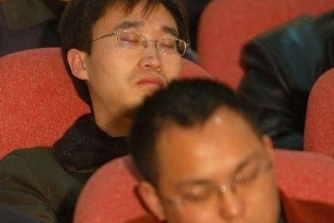 На собрании, посвящённом 30-летию реформ в Китае, чиновники сладко спят. Фотообзор