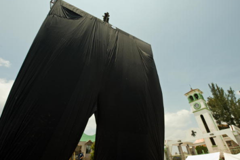 Фотоогляд: У Тунісі пошили самі довгі брюки в світі