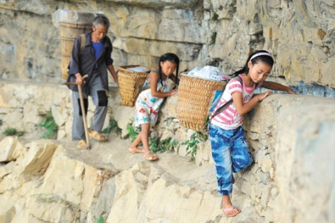Засуха в Китае: дети преодолевают опасный путь за водой