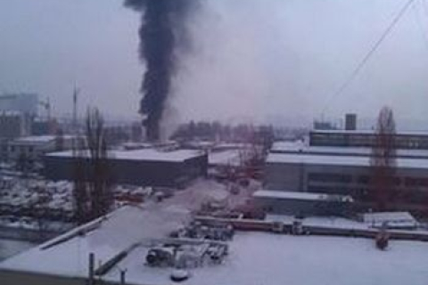 В Киеве на заводе «Вулкан» горит огромный склад стройматериалов