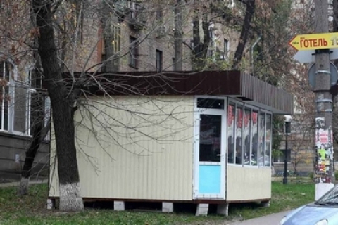 В Києві продовжують встановлювати незаконні кіоски