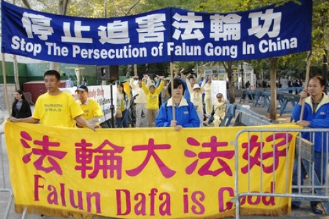Китайского премьера в Нью-Йорке встречали многочисленными акциями протеста