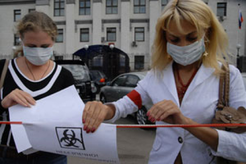 Зона карантина развернулась возле посольства РФ в Украине (Фоторепортаж)