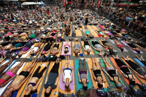 Йога-марафон состоялся в Нью-Йорке на Таймс-сквер