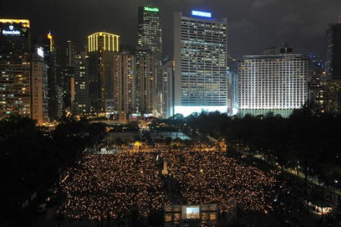 Десятки тисяч жителів Гонконгу взяли участь в акції, присвяченій 19-ій річниці з дня подій «4 червня» (фотоогляд)