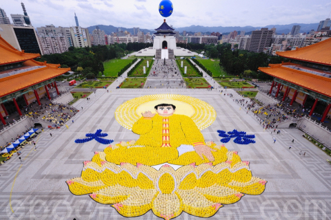 Тысячи последователей Фалуньгун образовали «живой портрет» своего мастера