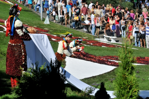 Виставка квітів «Річка вишиванок» відкрилася в Києві. Фоторепортаж