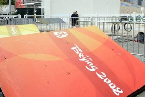 Шквалистый ветер повалил олимпийские стенды в Гонконге (фотообзор)
