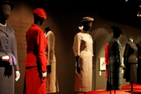 Виставка, присвячена десятиліттю моди минулого сторіччя 