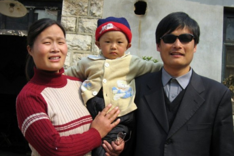 Слепому адвокату Чэнь Гуанчэну позволили покинуть Китай