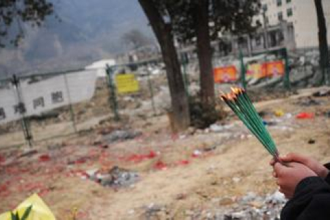 В канун Нового года жители пострадавших от землетрясения районов Сычуани поминают своих родных. Фотообзор 