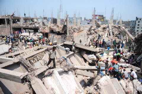 У столиці Бангладеш обрушилася висотка: 70 осіб загинуло, 200 поранено