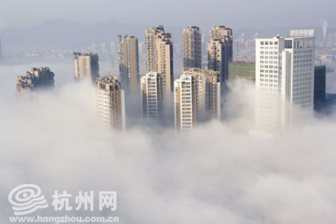 Густой туман окутал город Ханчжоу. Фотообзор  