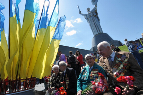 Янукович: З 1 травня збільшать пенсії учасникам війни