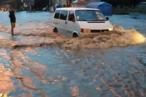 Дощ перетворив вулиці Вінниці на річки