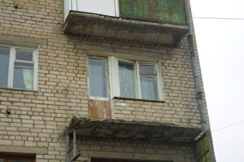 У Донецьку обвалився балкон з людьми