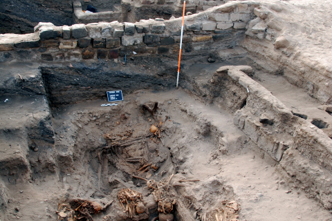 Археологи знайшли у Перу велику гробницю з дітьми та немовлятами