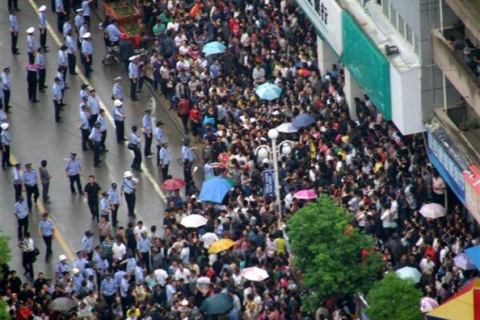 Тысячи грузчиков бастуют в Китае