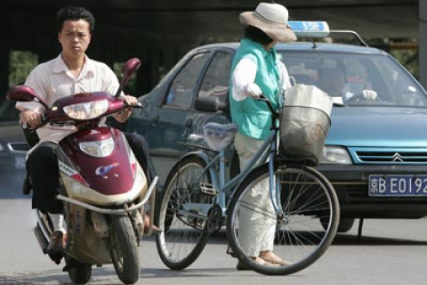 Велосипедисти на китайських дорогах (фото)