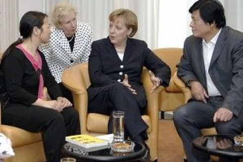 Ангела Меркель хочет узнать правду о жизни китайских фермеров