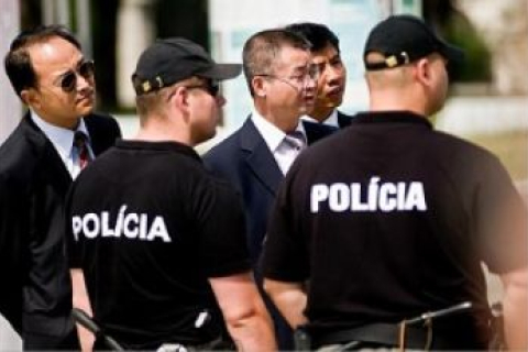Китайское посольство в Словакии обвиняется в организации нападений на протестующих