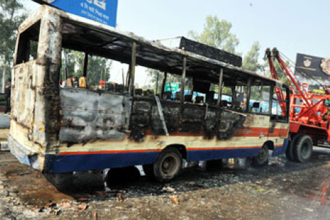 У Бангладеш ісламісти палять шини й автомобілі в знак протесту