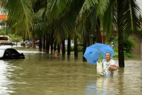 Наводнение в Китае разрушило сотни домов
