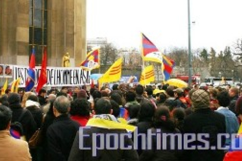 Париж, Франція. Мітинг азіатських груп, що засудили злодіяння комуністичного режиму Китаю 