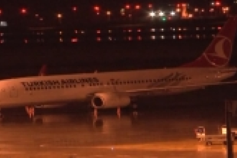 У турецький літак з 112 пасажирами на борту потрапила блискавка