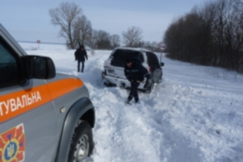 Сотні селищ і міст Західної України досі заблоковані снігом