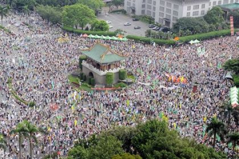 Фотоогляд: Жителі Тайваню проти зближення з комуністичним Китаєм