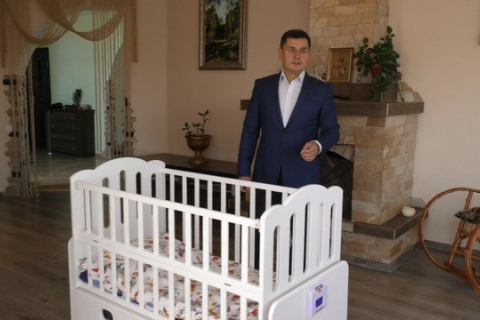Украинец придумал «умную» кроватку: укачивает младенцев и проигрывает колыбельные