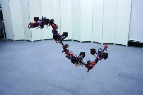 В Японии создали летающего робота, который может трансформироваться в воздухе